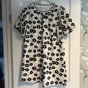 Black & white flowered short dress with puff sleeves by THML.